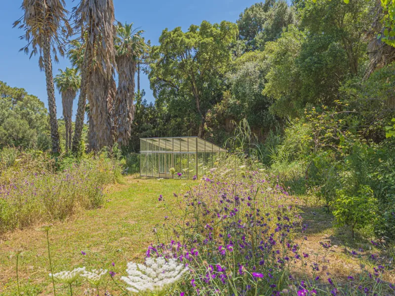 Situated at a 25 minutes walk to Estepona city and a two minute drive to the AP7 highway, this former 9 hole golf course is one of a kind.