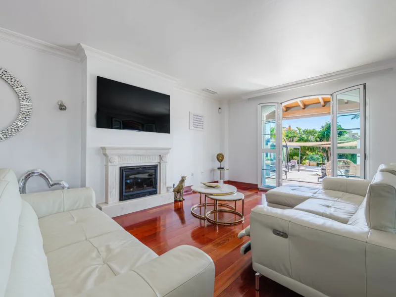 House - Detached Villa в продаже в Málaga, Málaga. В доме 8 спален и 5 ванных комнат. Площадь дома 685 м². Площадь участка 1250 м²