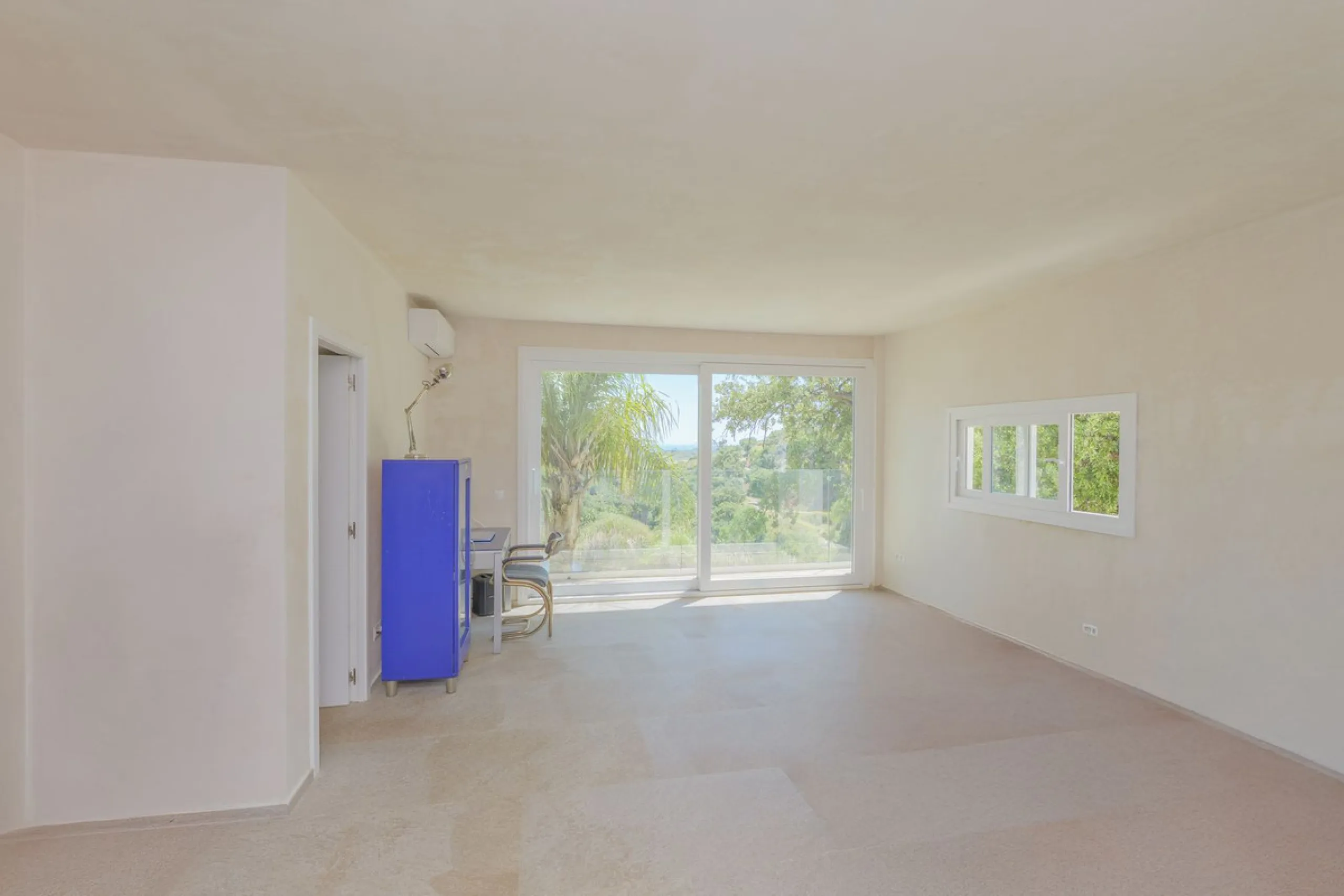 Situated at a 25 minutes walk to Estepona city and a two minute drive to the AP7 highway, this former 9 hole golf course is one of a kind.