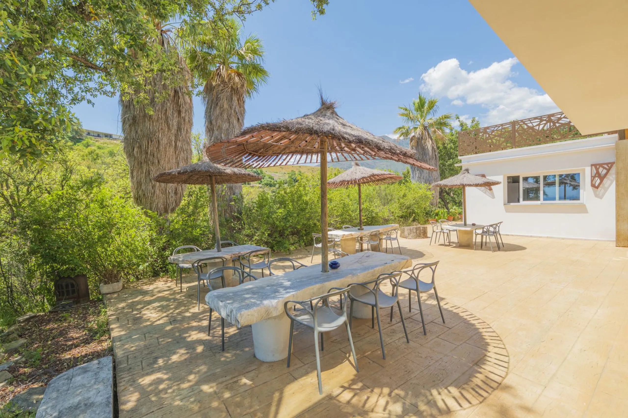 Situated at a 25 minutes walk to Estepona city and a two minute drive to the AP7 highway, this former 9 hole golf course is one of a kind.