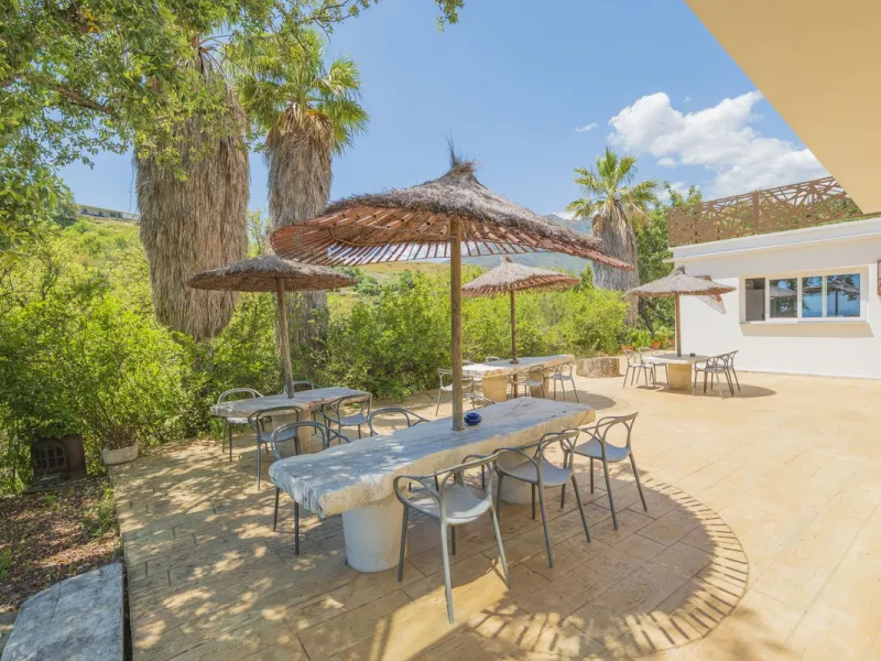 Situated at a 25 minutes walk to Estepona city and a two minute drive to the AP7 highway, this former 9 hole golf course is one of a kind.