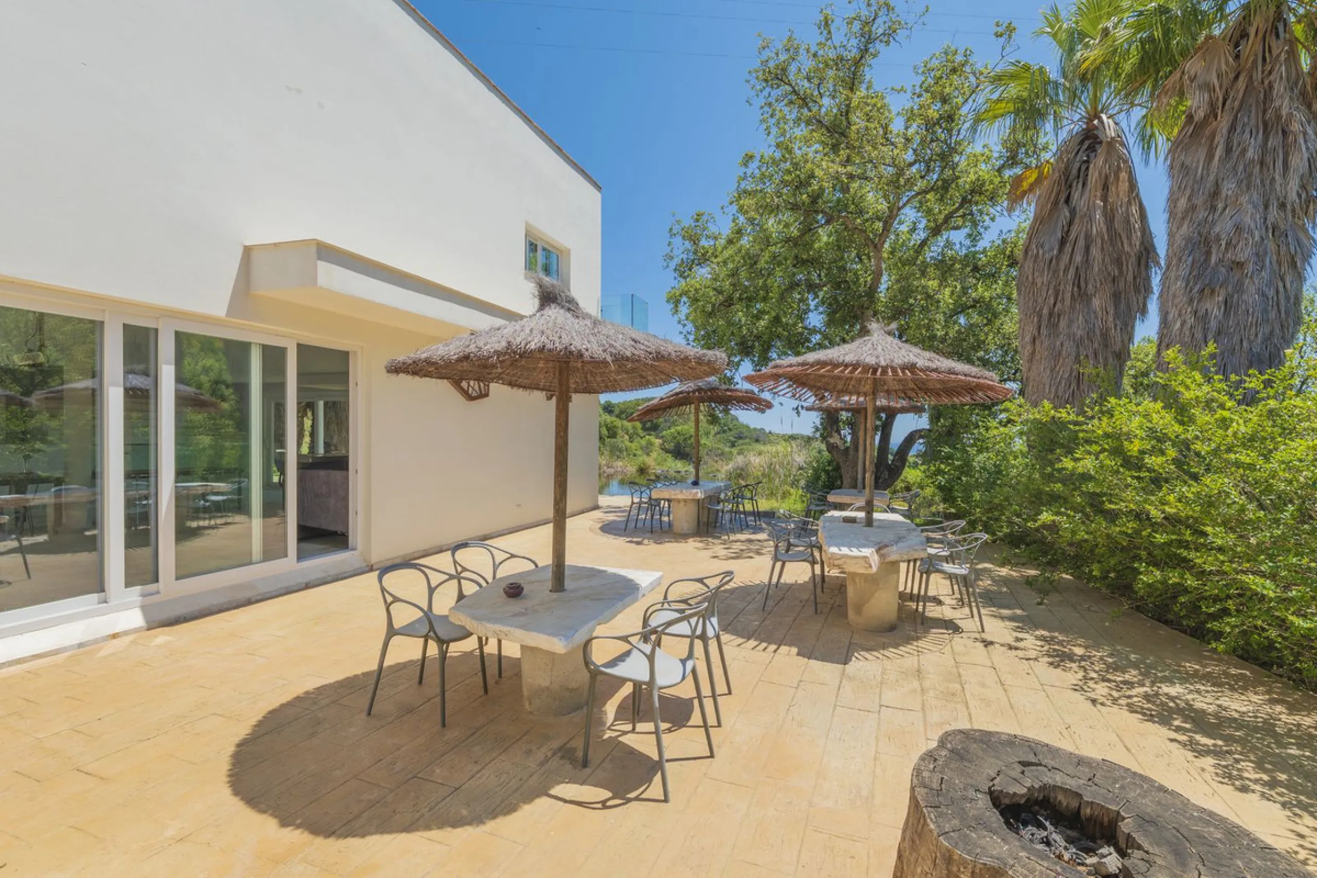 Situated at a 25 minutes walk to Estepona city and a two minute drive to the AP7 highway, this former 9 hole golf course is one of a kind.