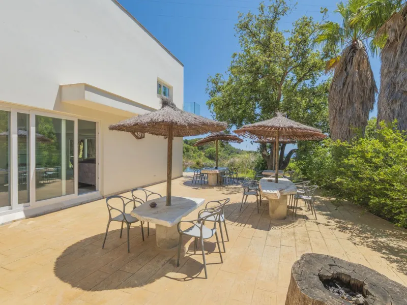 Situated at a 25 minutes walk to Estepona city and a two minute drive to the AP7 highway, this former 9 hole golf course is one of a kind.