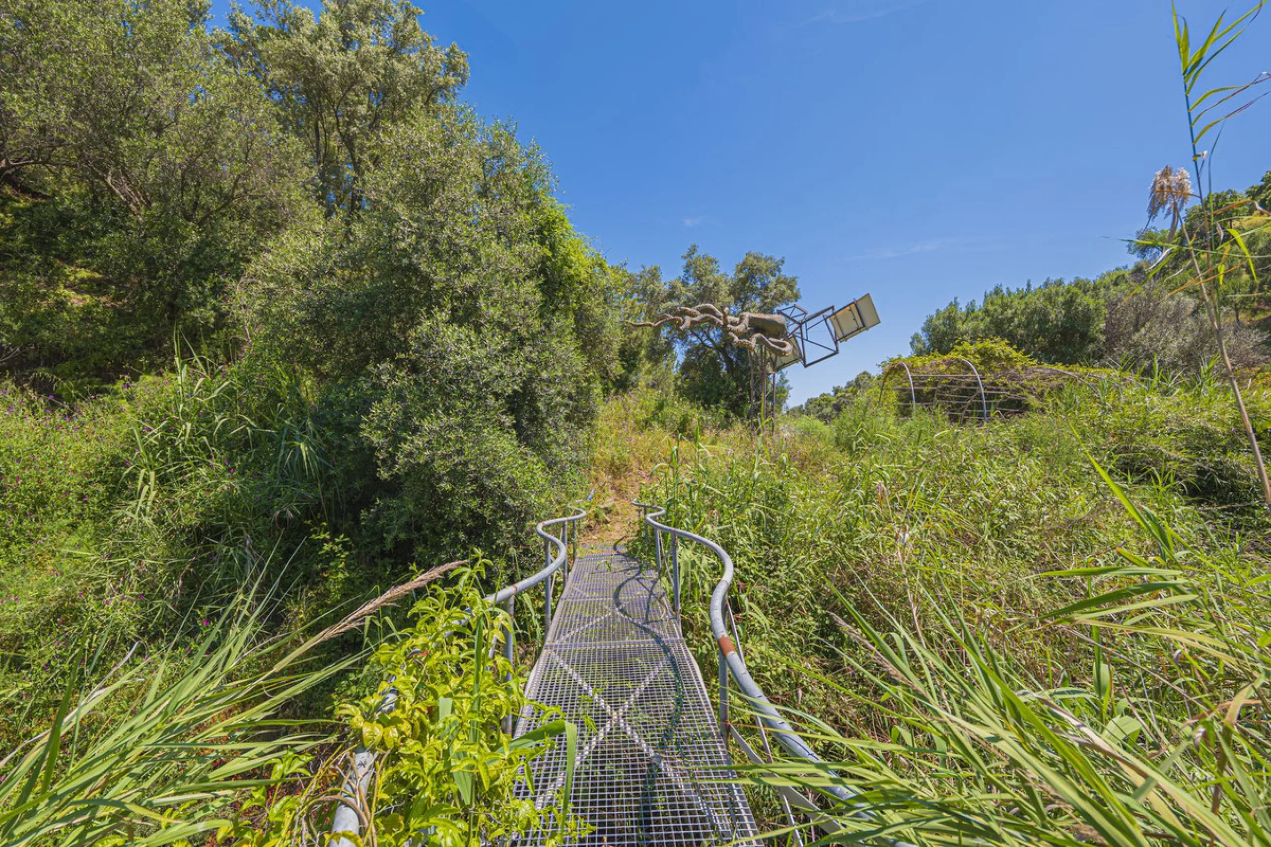 Situated at a 25 minutes walk to Estepona city and a two minute drive to the AP7 highway, this former 9 hole golf course is one of a kind.