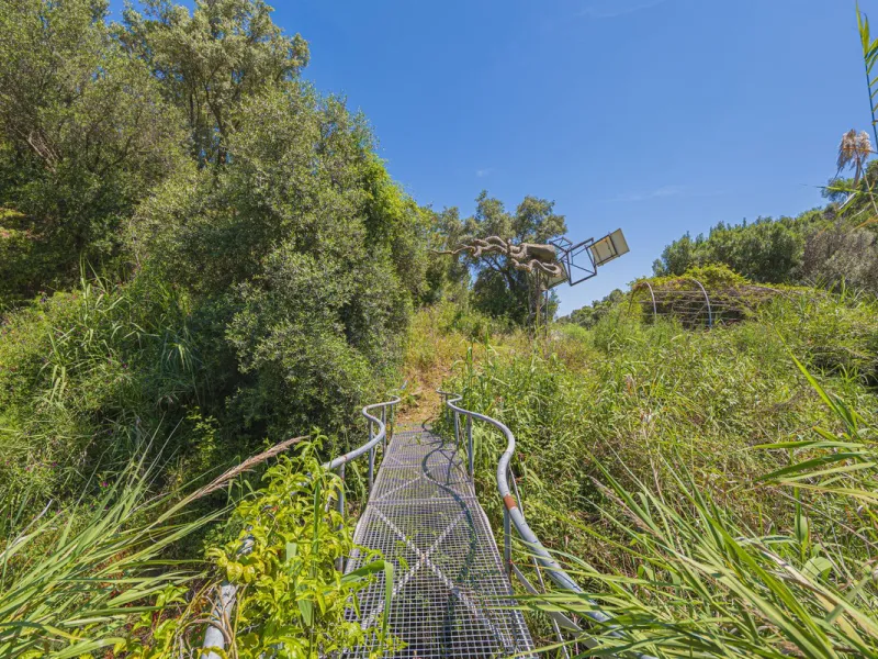Situated at a 25 minutes walk to Estepona city and a two minute drive to the AP7 highway, this former 9 hole golf course is one of a kind.