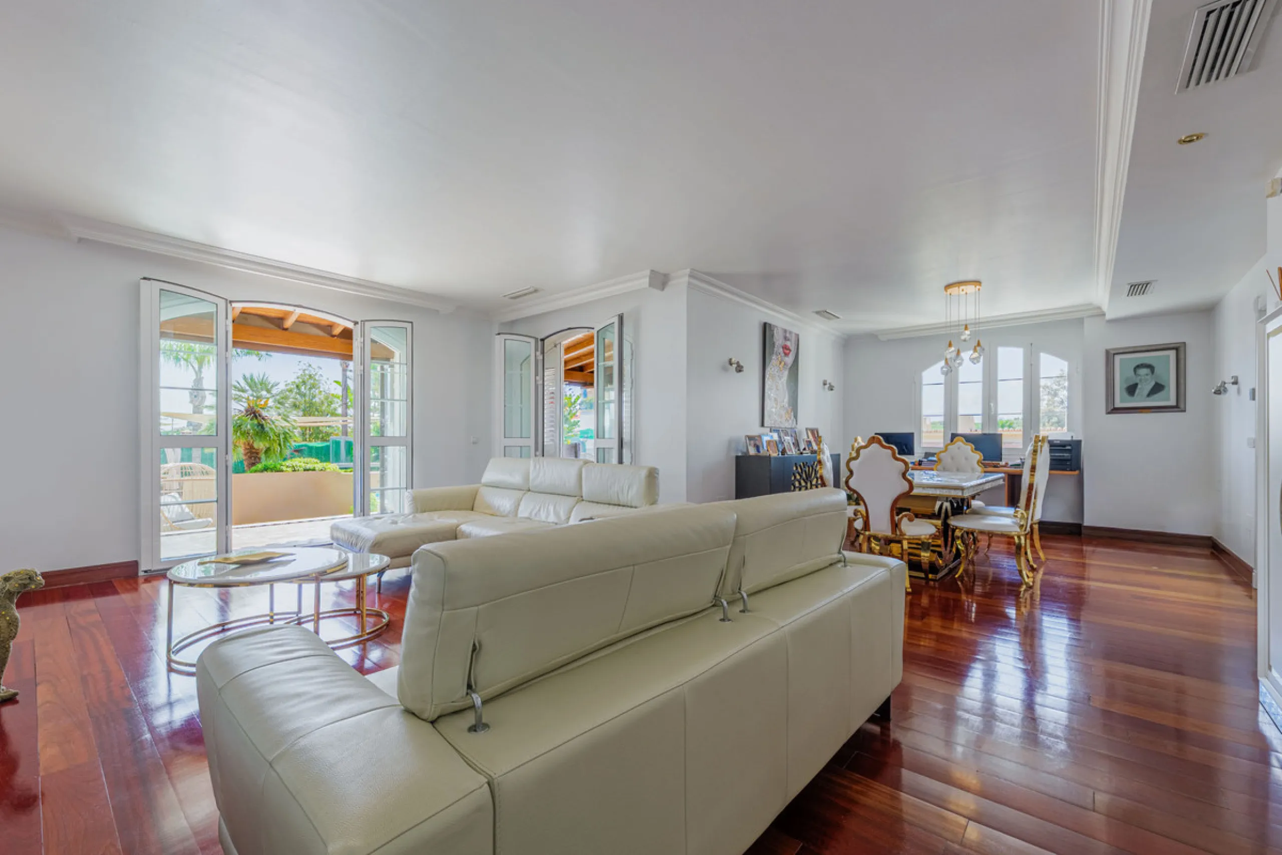 House - Detached Villa в продаже в Málaga, Málaga. В доме 8 спален и 5 ванных комнат. Площадь дома 685 м². Площадь участка 1250 м²