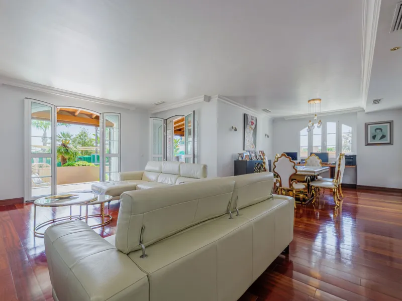House - Detached Villa в продаже в Málaga, Málaga. В доме 8 спален и 5 ванных комнат. Площадь дома 685 м². Площадь участка 1250 м²