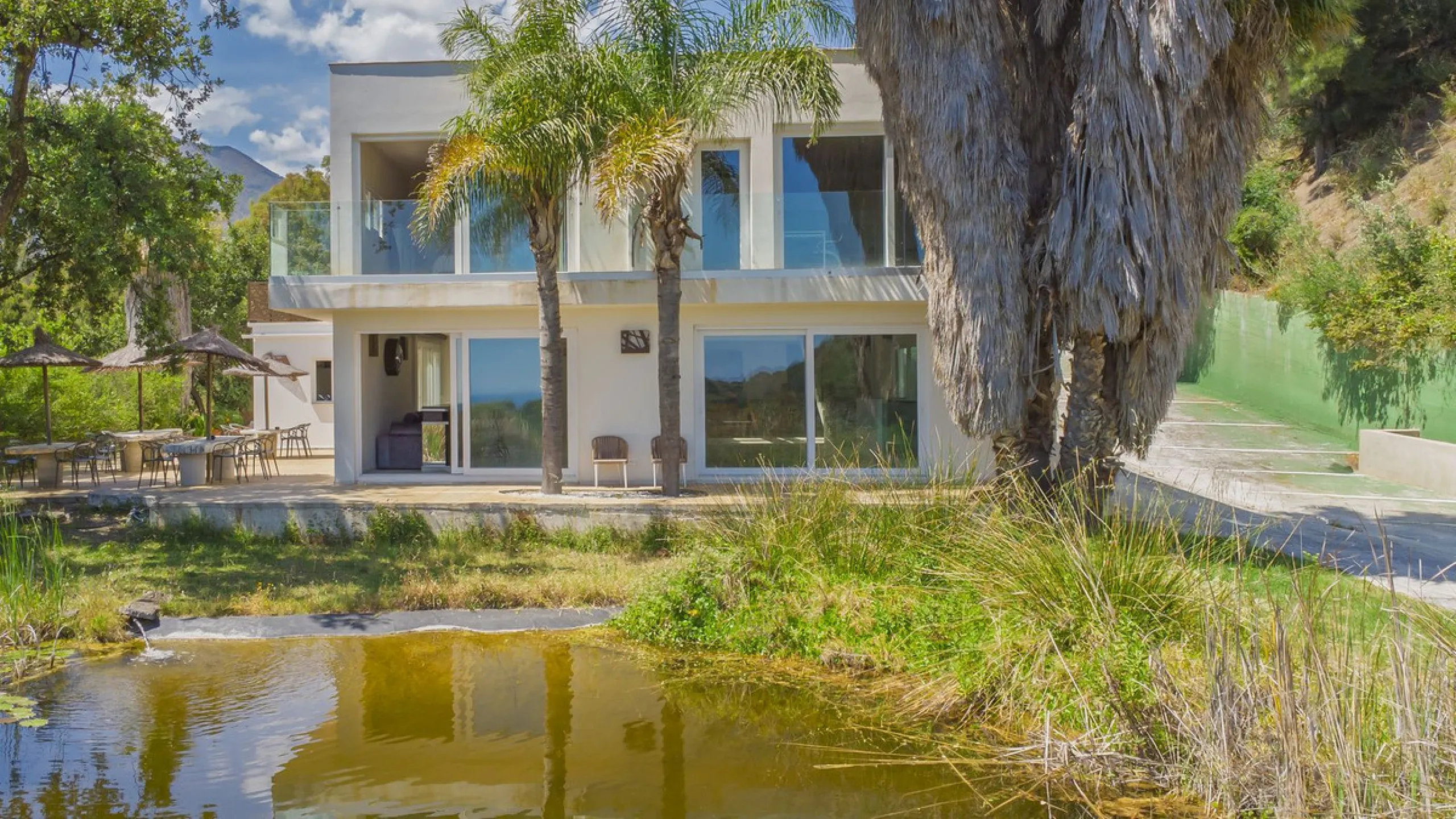 Situated at a 25 minutes walk to Estepona city and a two minute drive to the AP7 highway, this former 9 hole golf course is one of a kind.