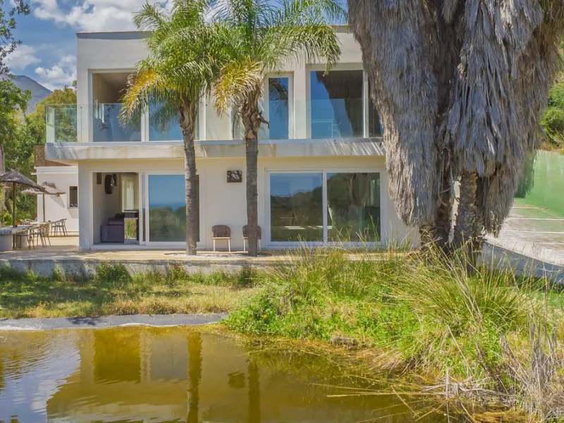 Situated at a 25 minutes walk to Estepona city and a two minute drive to the AP7 highway, this former 9 hole golf course is one of a kind.