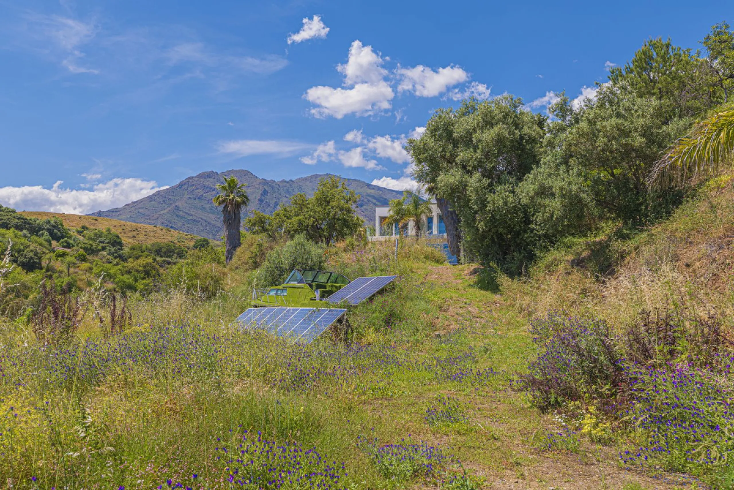 Situated at a 25 minutes walk to Estepona city and a two minute drive to the AP7 highway, this former 9 hole golf course is one of a kind.