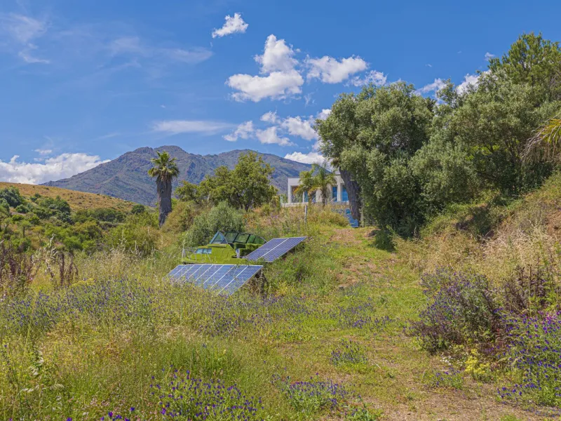 Situated at a 25 minutes walk to Estepona city and a two minute drive to the AP7 highway, this former 9 hole golf course is one of a kind.