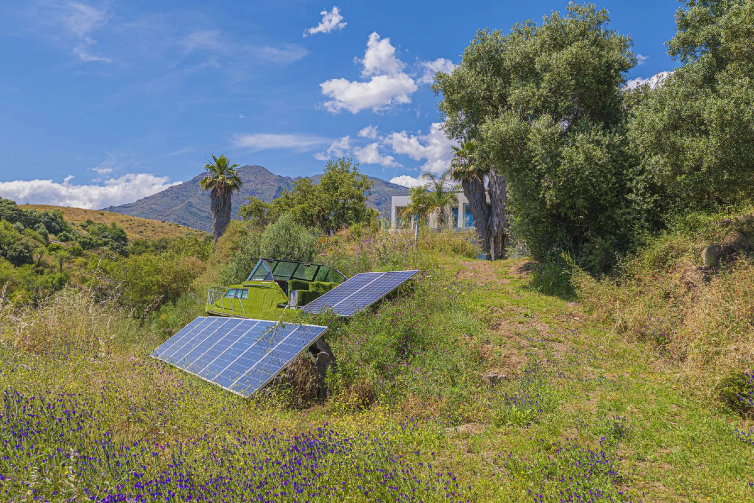 Situated at a 25 minutes walk to Estepona city and a two minute drive to the AP7 highway, this former 9 hole golf course is one of a kind.