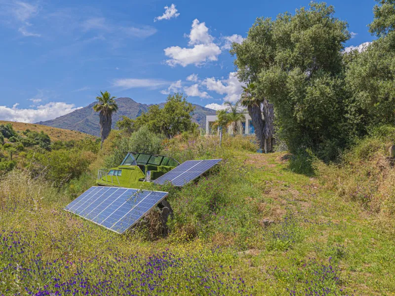 Situated at a 25 minutes walk to Estepona city and a two minute drive to the AP7 highway, this former 9 hole golf course is one of a kind.