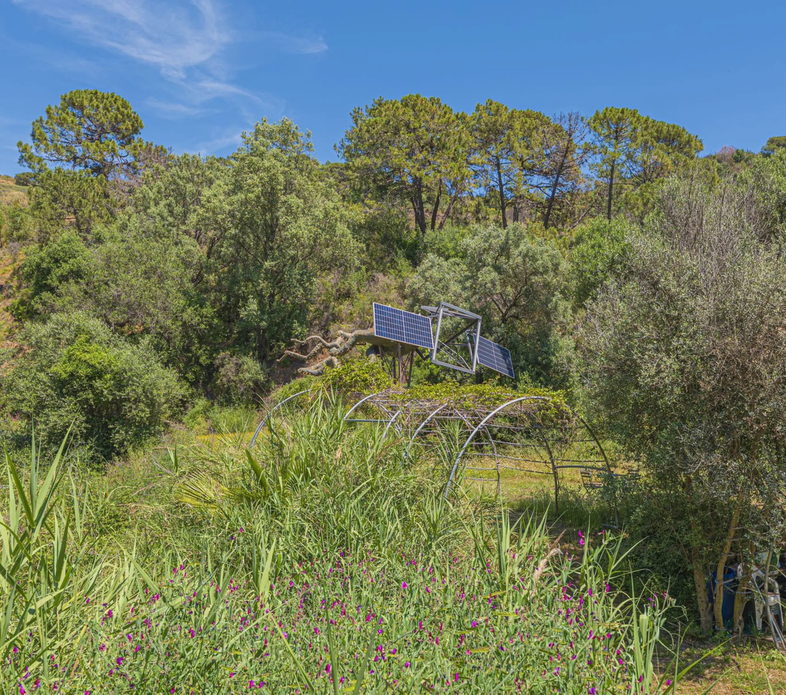 Situated at a 25 minutes walk to Estepona city and a two minute drive to the AP7 highway, this former 9 hole golf course is one of a kind.