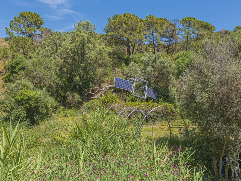 Situated at a 25 minutes walk to Estepona city and a two minute drive to the AP7 highway, this former 9 hole golf course is one of a kind.