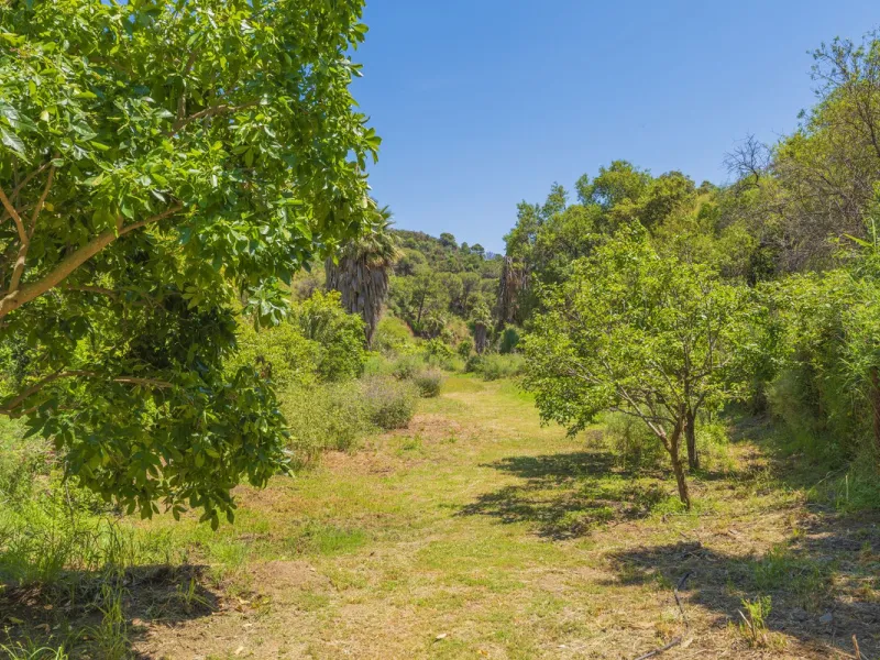 Situated at a 25 minutes walk to Estepona city and a two minute drive to the AP7 highway, this former 9 hole golf course is one of a kind.