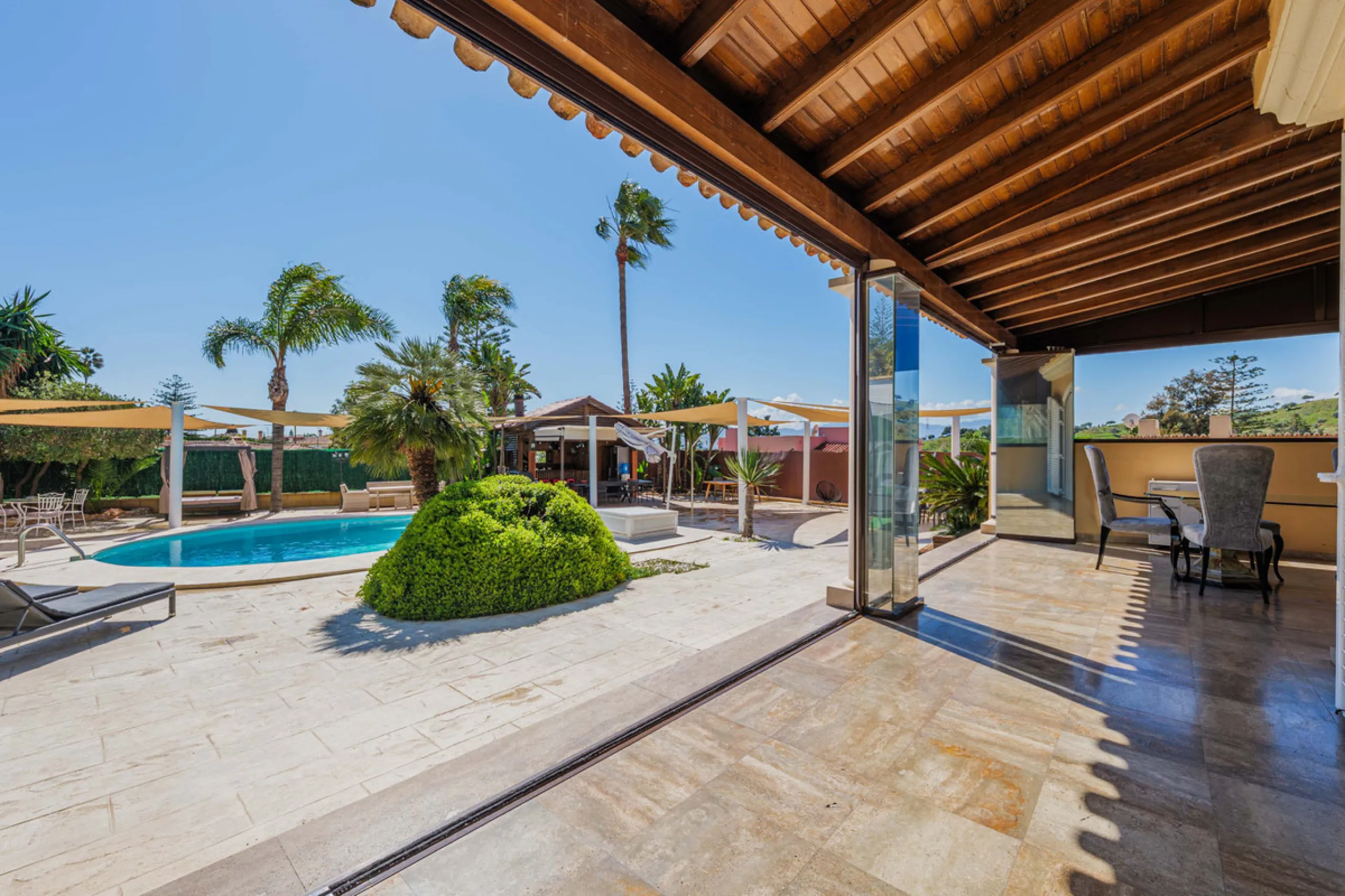 House - Detached Villa в продаже в Málaga, Málaga. В доме 8 спален и 5 ванных комнат. Площадь дома 685 м². Площадь участка 1250 м²