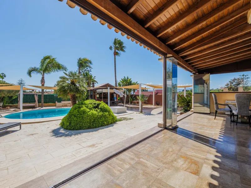 House - Detached Villa в продаже в Málaga, Málaga. В доме 8 спален и 5 ванных комнат. Площадь дома 685 м². Площадь участка 1250 м²