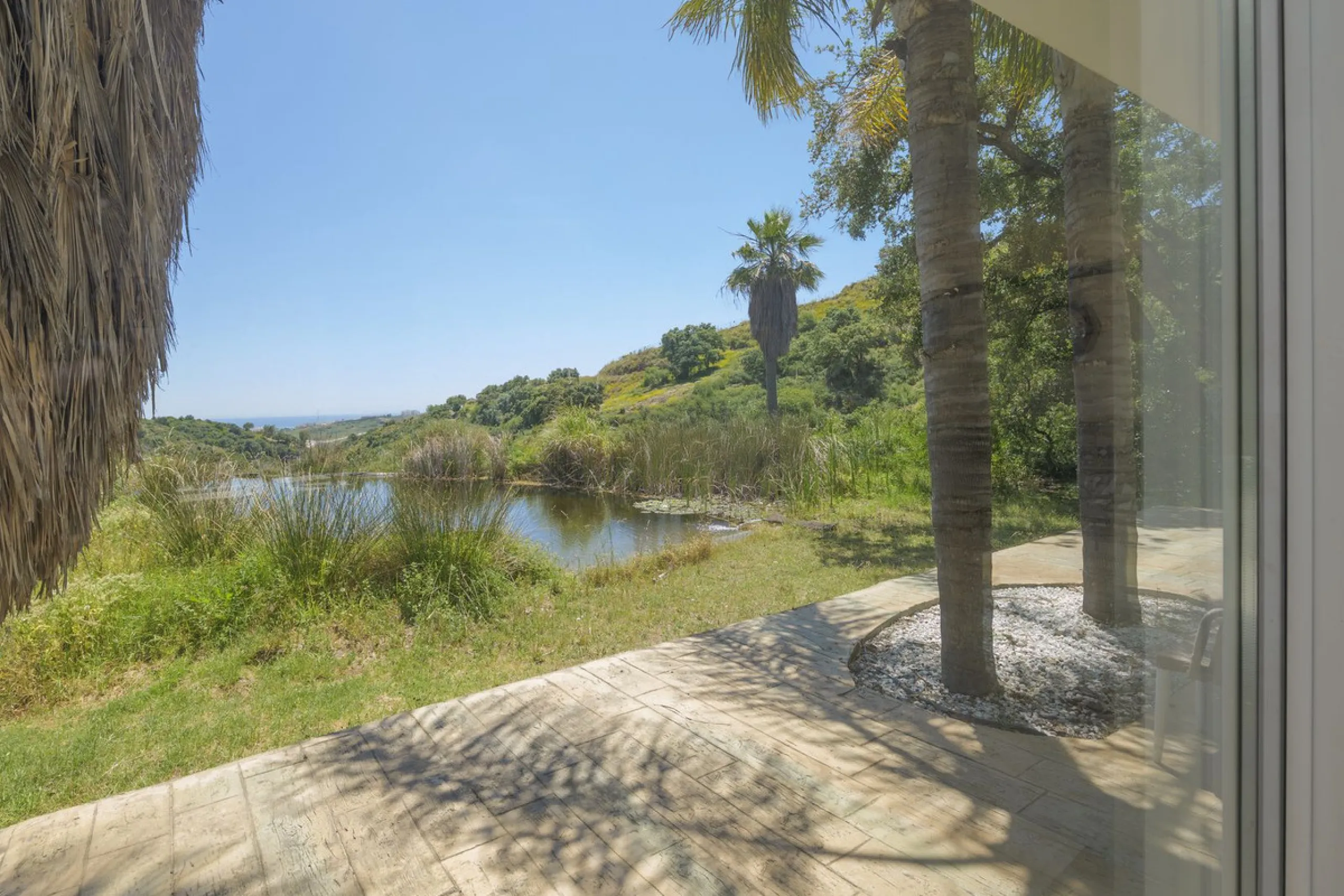 Situated at a 25 minutes walk to Estepona city and a two minute drive to the AP7 highway, this former 9 hole golf course is one of a kind.