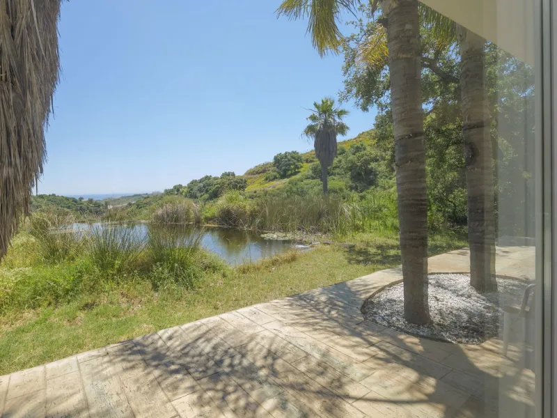 Situated at a 25 minutes walk to Estepona city and a two minute drive to the AP7 highway, this former 9 hole golf course is one of a kind.