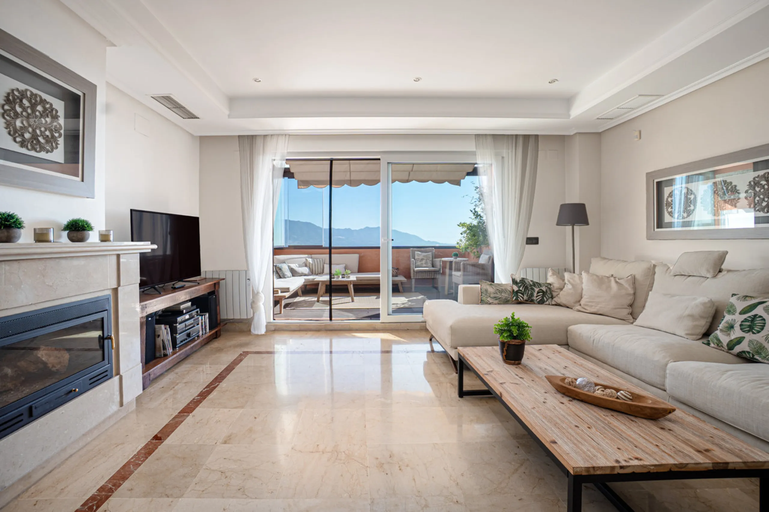 Penthouse Greenvalley is a luxury duplex in Marbella with breathtaking panoramic views. The home features three terraces, three bedrooms, and elegant modern finishes. The spaces are bright and open, designed for comfort and natural light throughout the da