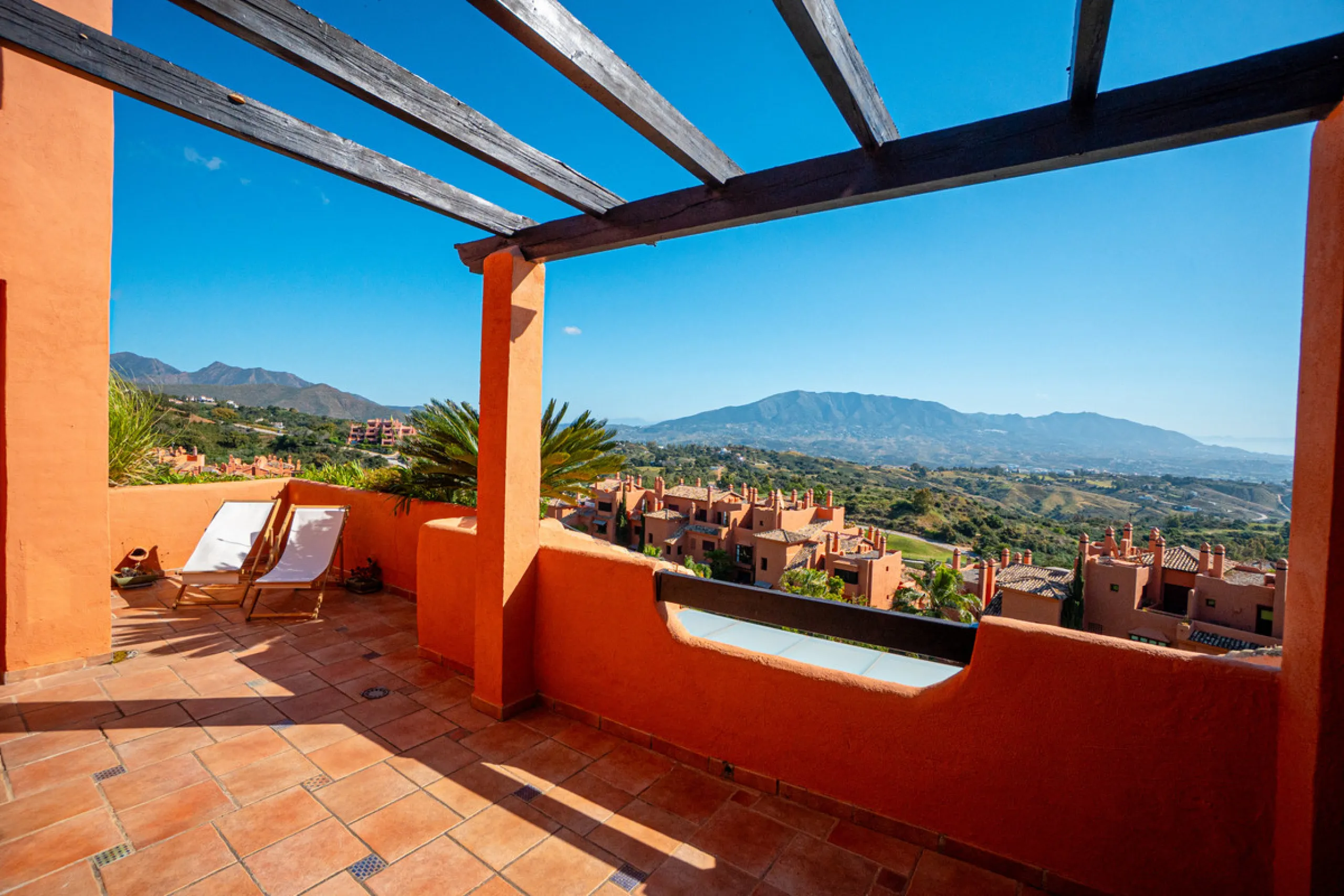 Penthouse Greenvalley is a luxury duplex in Marbella with breathtaking panoramic views. The home features three terraces, three bedrooms, and elegant modern finishes. The spaces are bright and open, designed for comfort and natural light throughout the da