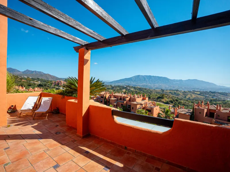 Penthouse Greenvalley is a luxury duplex in Marbella with breathtaking panoramic views. The home features three terraces, three bedrooms, and elegant modern finishes. The spaces are bright and open, designed for comfort and natural light throughout the da