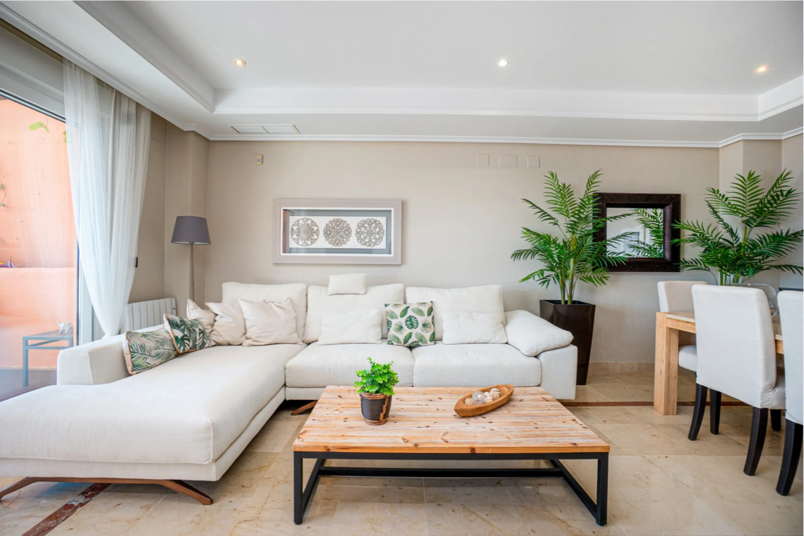 Penthouse Greenvalley is a luxury duplex in Marbella with breathtaking panoramic views. The home features three terraces, three bedrooms, and elegant modern finishes. The spaces are bright and open, designed for comfort and natural light throughout the da