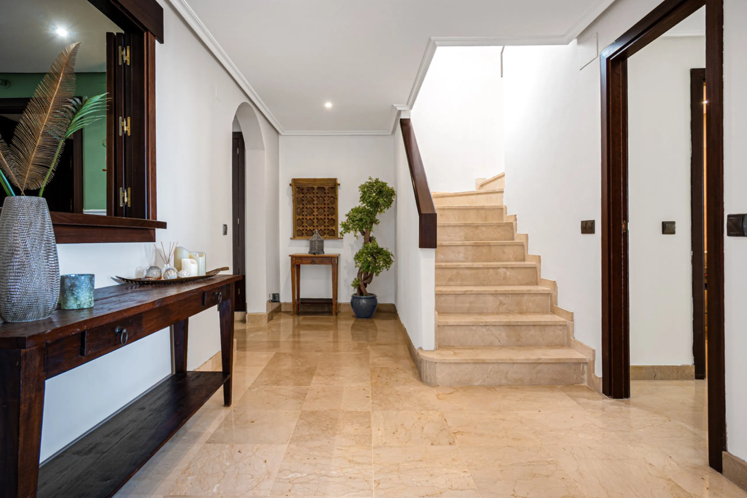 Penthouse Greenvalley is a luxury duplex in Marbella with breathtaking panoramic views. The home features three terraces, three bedrooms, and elegant modern finishes. The spaces are bright and open, designed for comfort and natural light throughout the da