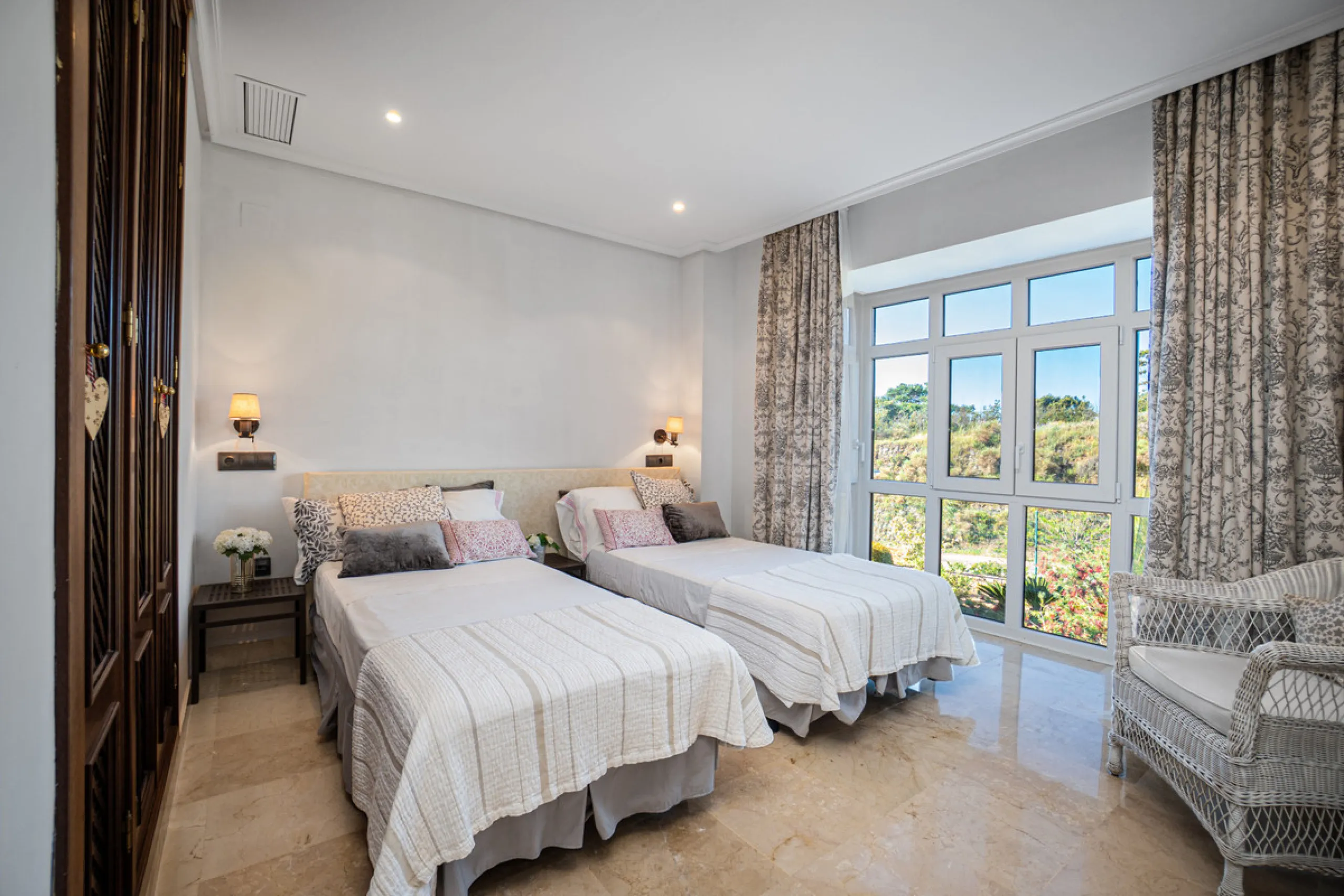 Penthouse Greenvalley is a luxury duplex in Marbella with breathtaking panoramic views. The home features three terraces, three bedrooms, and elegant modern finishes. The spaces are bright and open, designed for comfort and natural light throughout the da