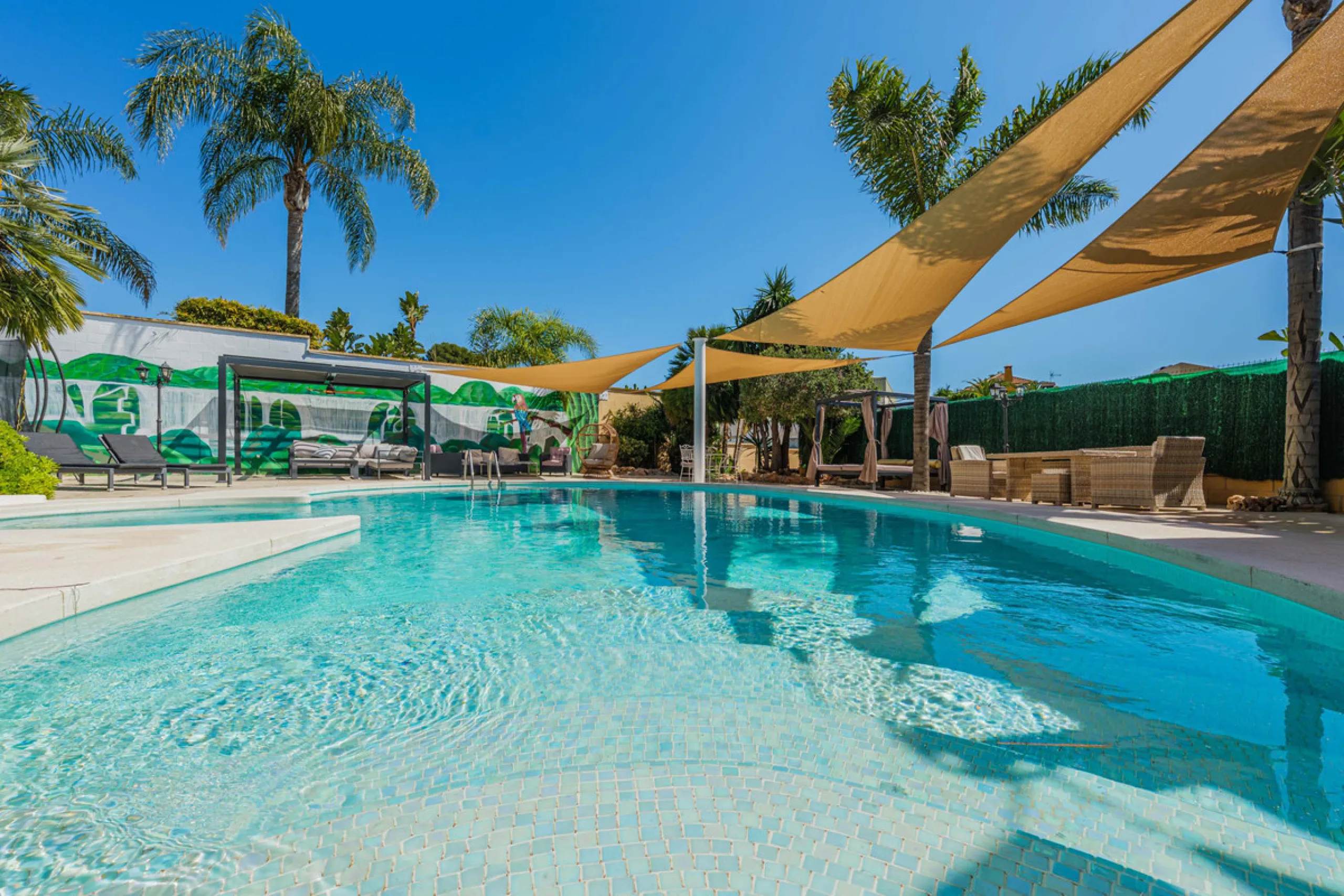 House - Detached Villa в продаже в Málaga, Málaga. В доме 8 спален и 5 ванных комнат. Площадь дома 685 м². Площадь участка 1250 м²