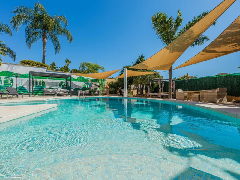 House - Detached Villa в продаже в Málaga, Málaga. В доме 8 спален и 5 ванных комнат. Площадь дома 685 м². Площадь участка 1250 м²