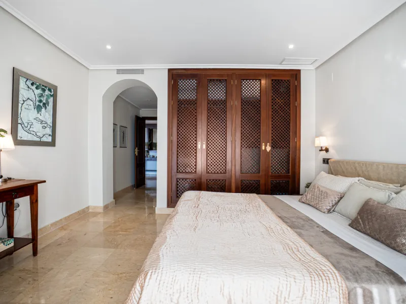 Penthouse Greenvalley is a luxury duplex in Marbella with breathtaking panoramic views. The home features three terraces, three bedrooms, and elegant modern finishes. The spaces are bright and open, designed for comfort and natural light throughout the da