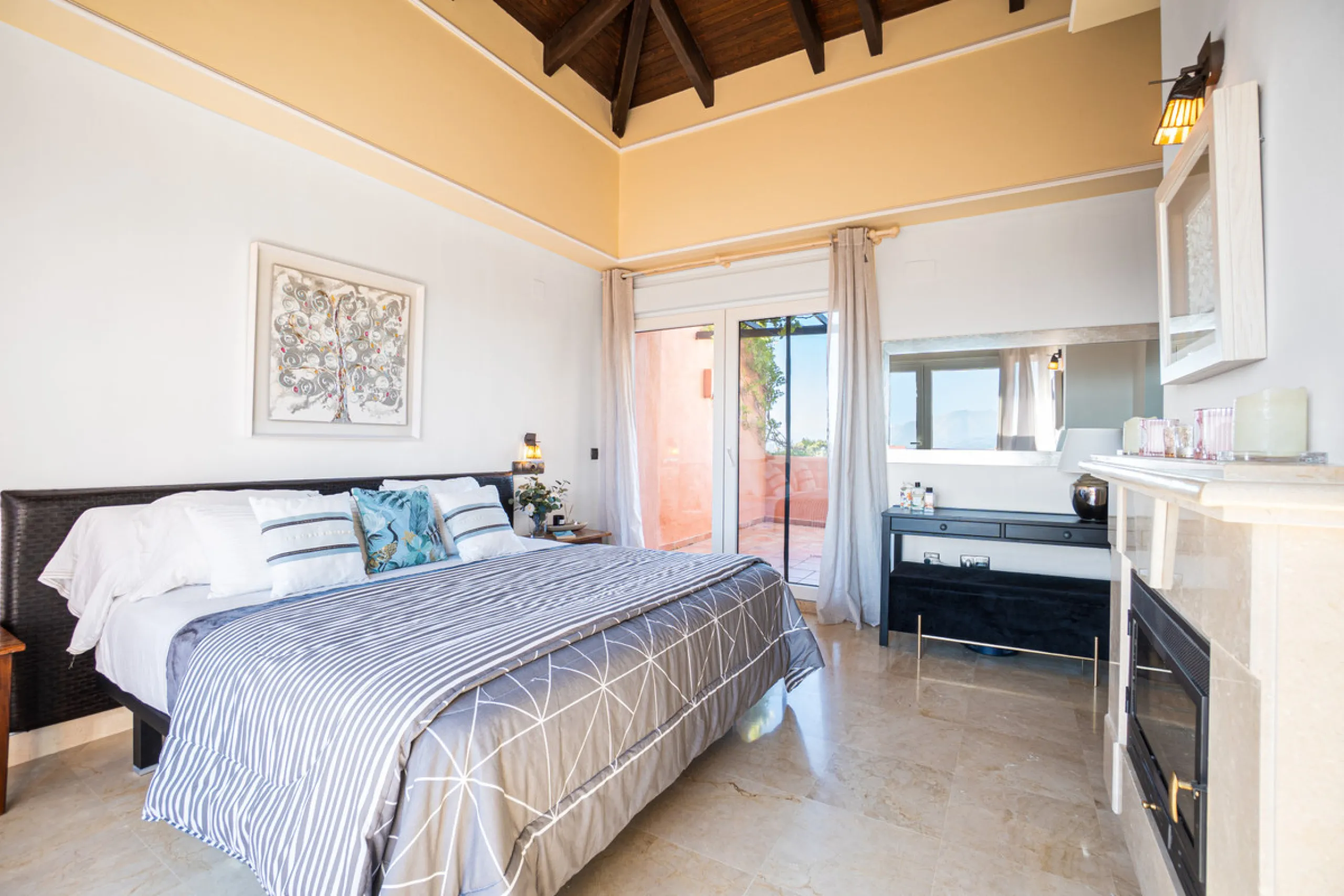 Penthouse Greenvalley is a luxury duplex in Marbella with breathtaking panoramic views. The home features three terraces, three bedrooms, and elegant modern finishes. The spaces are bright and open, designed for comfort and natural light throughout the da