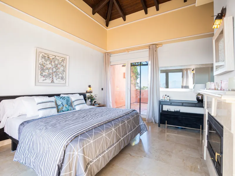 Penthouse Greenvalley is a luxury duplex in Marbella with breathtaking panoramic views. The home features three terraces, three bedrooms, and elegant modern finishes. The spaces are bright and open, designed for comfort and natural light throughout the da