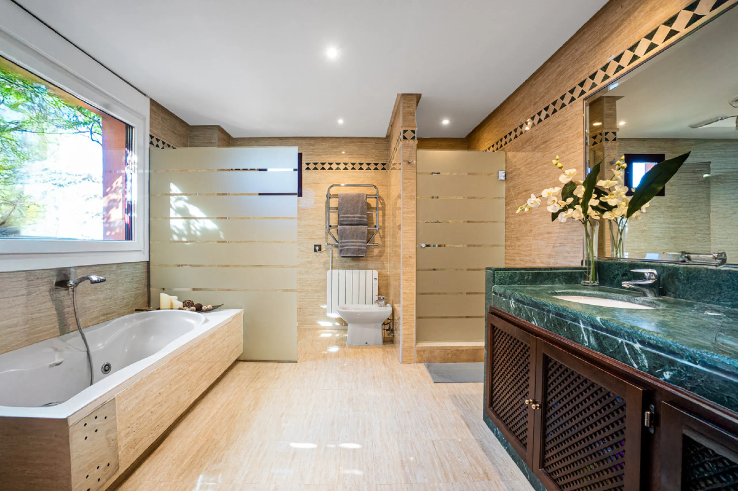 Penthouse Greenvalley is a luxury duplex in Marbella with breathtaking panoramic views. The home features three terraces, three bedrooms, and elegant modern finishes. The spaces are bright and open, designed for comfort and natural light throughout the da