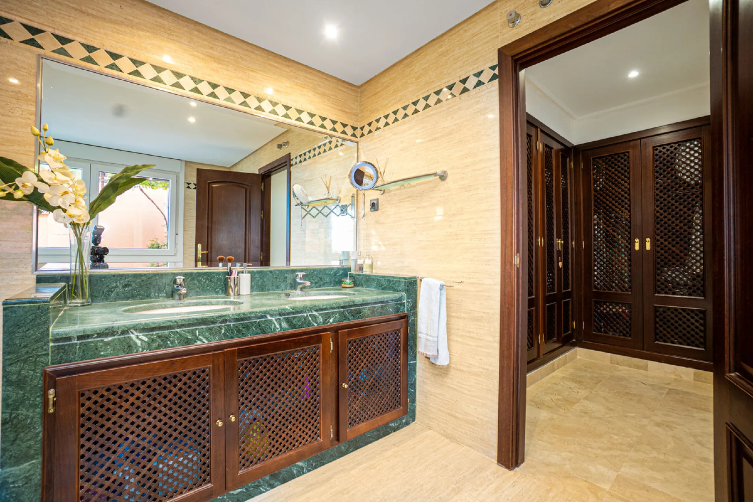 Penthouse Greenvalley is a luxury duplex in Marbella with breathtaking panoramic views. The home features three terraces, three bedrooms, and elegant modern finishes. The spaces are bright and open, designed for comfort and natural light throughout the da