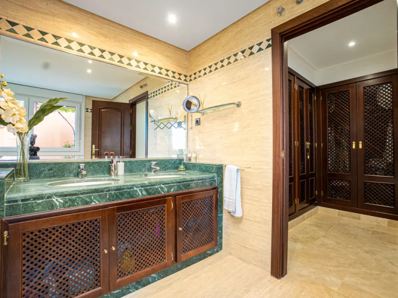 Penthouse Greenvalley is a luxury duplex in Marbella with breathtaking panoramic views. The home features three terraces, three bedrooms, and elegant modern finishes. The spaces are bright and open, designed for comfort and natural light throughout the da