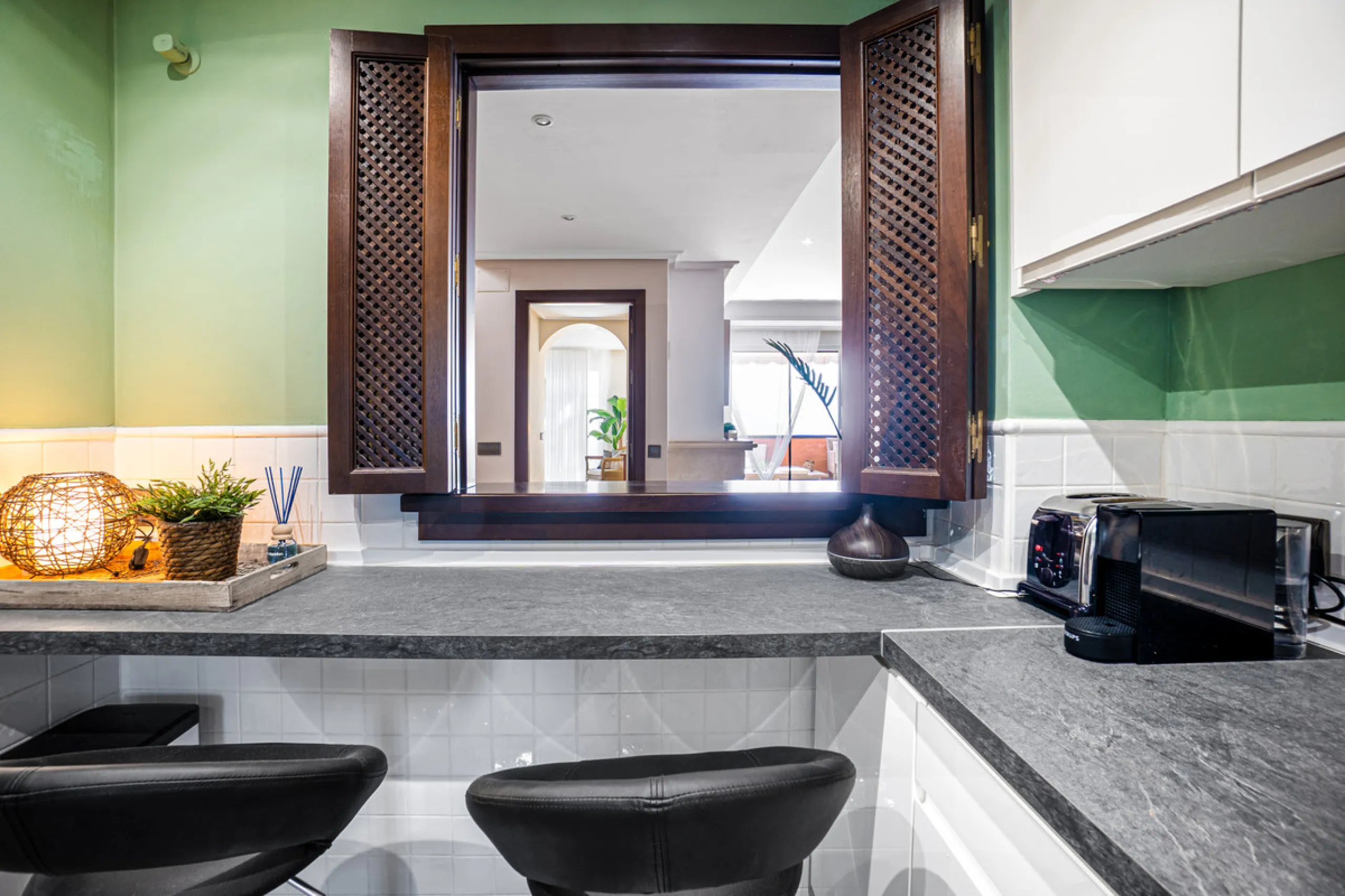 Penthouse Greenvalley is a luxury duplex in Marbella with breathtaking panoramic views. The home features three terraces, three bedrooms, and elegant modern finishes. The spaces are bright and open, designed for comfort and natural light throughout the da