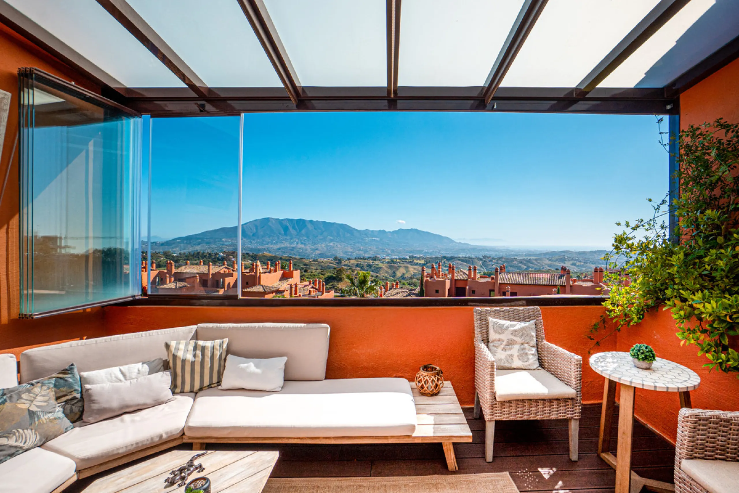 Penthouse Greenvalley is a luxury duplex in Marbella with breathtaking panoramic views. The home features three terraces, three bedrooms, and elegant modern finishes. The spaces are bright and open, designed for comfort and natural light throughout the da