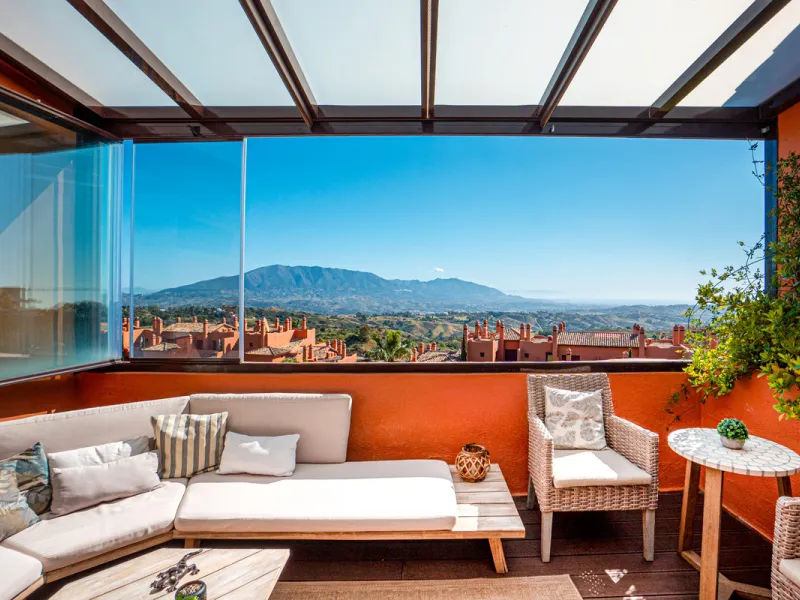 Penthouse Greenvalley is a luxury duplex in Marbella with breathtaking panoramic views. The home features three terraces, three bedrooms, and elegant modern finishes. The spaces are bright and open, designed for comfort and natural light throughout the da