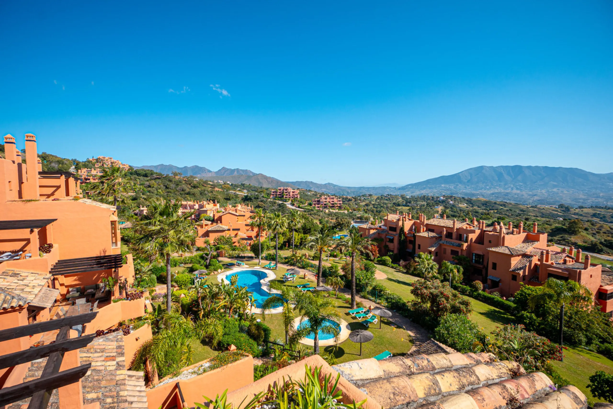 Penthouse Greenvalley is a luxury duplex in Marbella with breathtaking panoramic views. The home features three terraces, three bedrooms, and elegant modern finishes. The spaces are bright and open, designed for comfort and natural light throughout the da