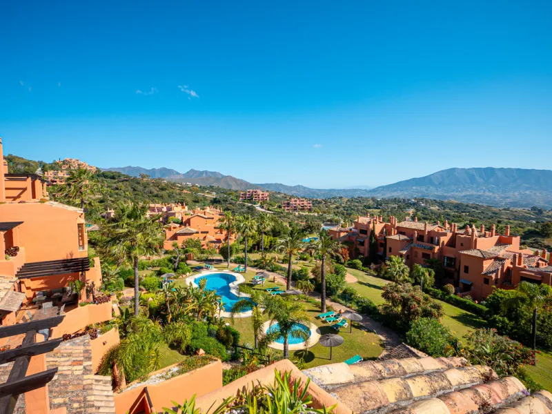 Penthouse Greenvalley is a luxury duplex in Marbella with breathtaking panoramic views. The home features three terraces, three bedrooms, and elegant modern finishes. The spaces are bright and open, designed for comfort and natural light throughout the da