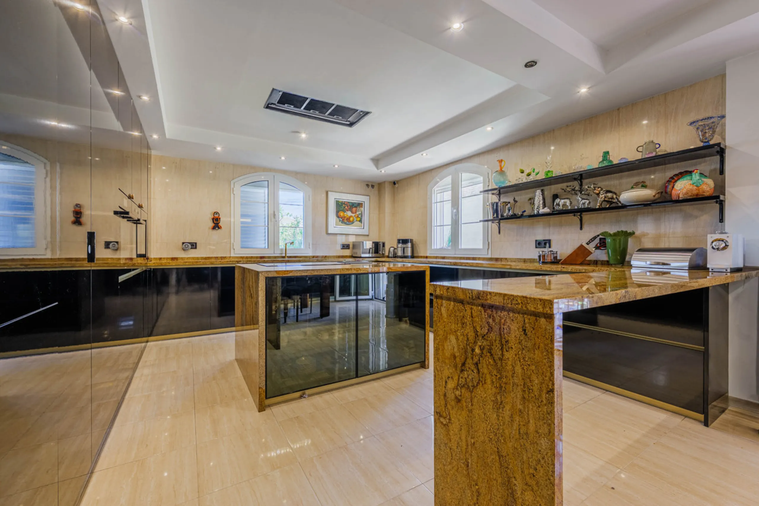 House - Detached Villa в продаже в Málaga, Málaga. В доме 8 спален и 5 ванных комнат. Площадь дома 685 м². Площадь участка 1250 м²