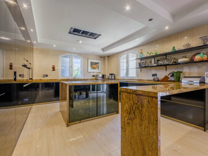 House - Detached Villa в продаже в Málaga, Málaga. В доме 8 спален и 5 ванных комнат. Площадь дома 685 м². Площадь участка 1250 м²