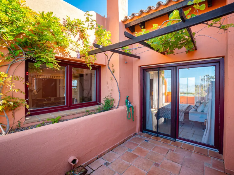 Penthouse Greenvalley is a luxury duplex in Marbella with breathtaking panoramic views. The home features three terraces, three bedrooms, and elegant modern finishes. The spaces are bright and open, designed for comfort and natural light throughout the da