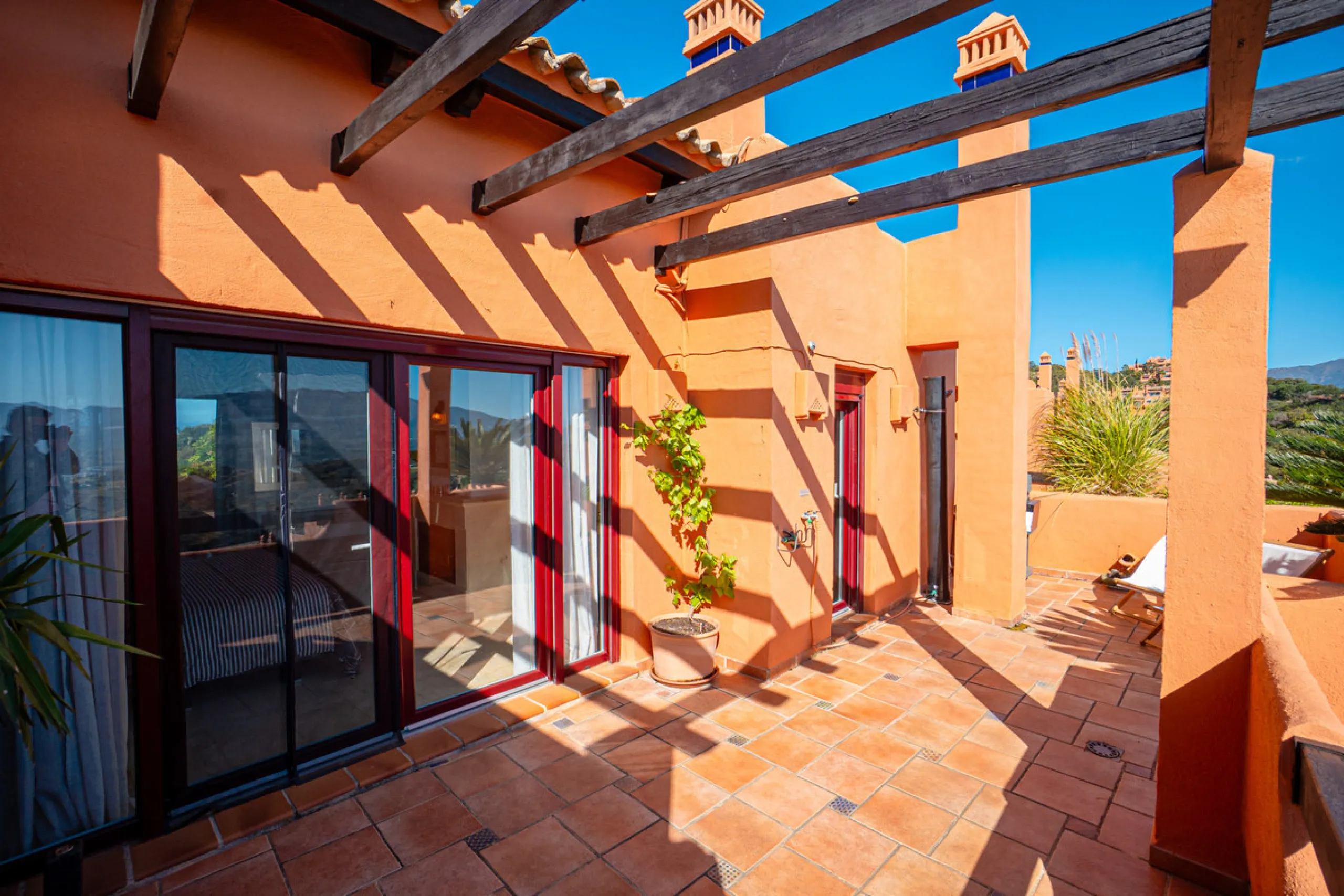 Penthouse Greenvalley is a luxury duplex in Marbella with breathtaking panoramic views. The home features three terraces, three bedrooms, and elegant modern finishes. The spaces are bright and open, designed for comfort and natural light throughout the da
