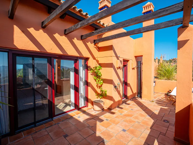 Penthouse Greenvalley is a luxury duplex in Marbella with breathtaking panoramic views. The home features three terraces, three bedrooms, and elegant modern finishes. The spaces are bright and open, designed for comfort and natural light throughout the da
