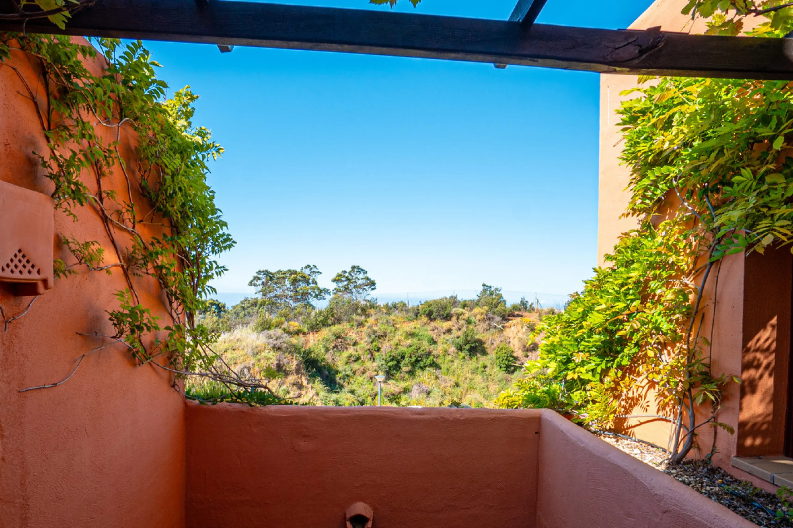 Penthouse Greenvalley is a luxury duplex in Marbella with breathtaking panoramic views. The home features three terraces, three bedrooms, and elegant modern finishes. The spaces are bright and open, designed for comfort and natural light throughout the da