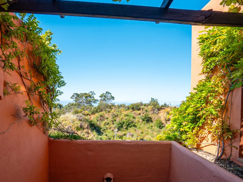 Penthouse Greenvalley is a luxury duplex in Marbella with breathtaking panoramic views. The home features three terraces, three bedrooms, and elegant modern finishes. The spaces are bright and open, designed for comfort and natural light throughout the da